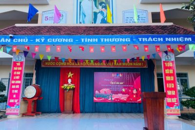 XÚC ĐỘNG CHƯƠNG TRÌNH “ÔNG KỂ CHÁU NGHE” TẠI TRƯỜNG TIỂU HỌC NGUYỄN HUỆ: 81 NĂM HÀO HÙNG QUA LỜI KỂ NGƯỜI CỰU CHIẾN BINH